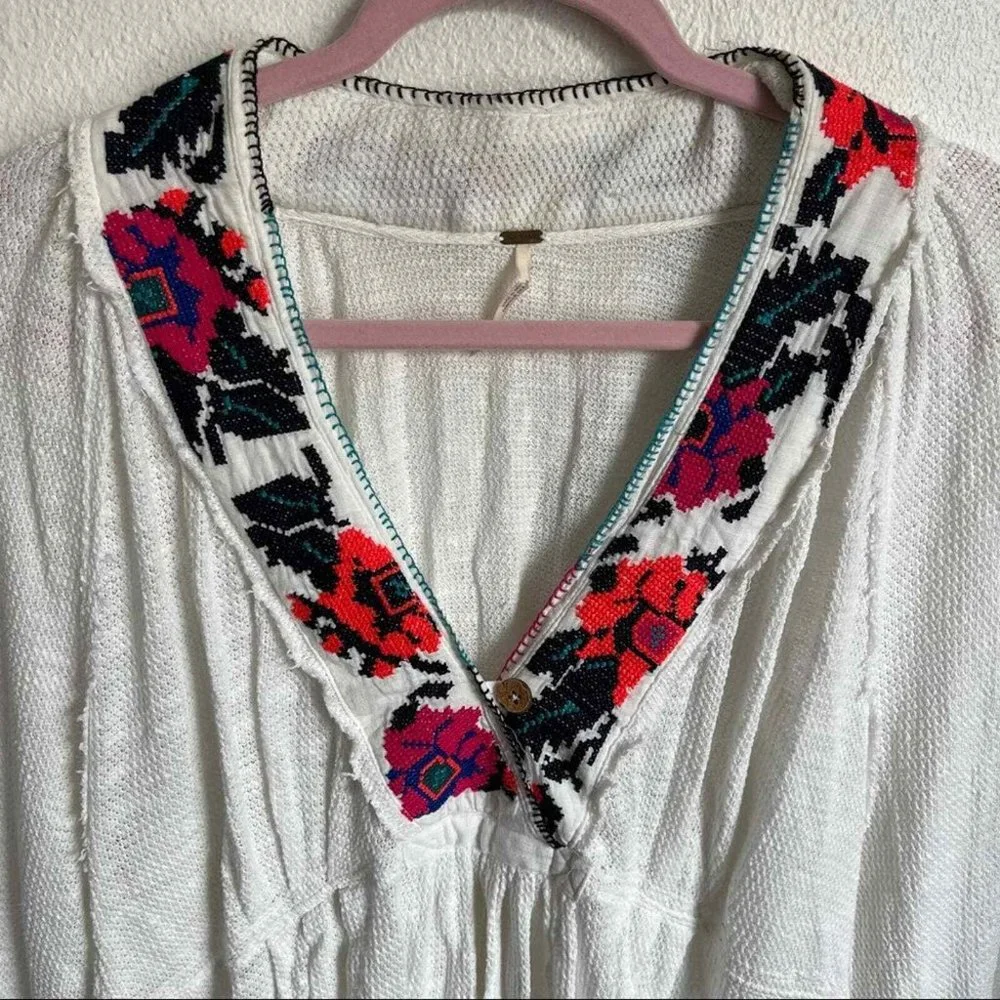 Rare Free People White Rose Red Embroidered Tunic Top - Picture 4 of 8